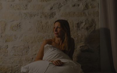 Cris con un cojín blanco en una habitación en Paris
